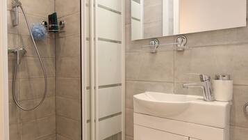 Sèche-cheveux, serviettes fournies