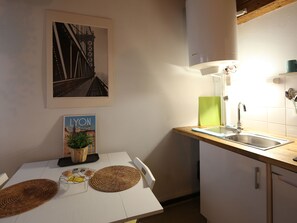 Fridge, microwave, coffee/tea maker - Charming Studio Centre Ville De Lyon (Lyon)