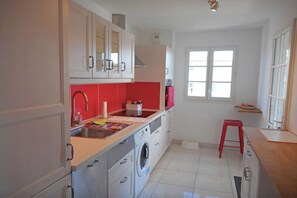 Fridge, oven, dishwasher, coffee/tea maker - Bright Flat In The Heart Of Saint Tropez (Saint-Tropez)