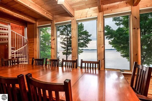 Unforgettable Log Cabin Experience: Family-owned, Lakefront, Private Beach