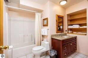 Ensemble douche/baignoire, sèche-cheveux, serviettes fournies