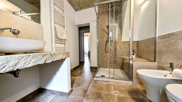 Cottage Exclusif (Fausta) | Salle de bain | Douche, douche à « effet pluie », sÚche-cheveux, bidet