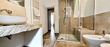 Exclusive Cottage (Fausta) | Bathroom | Shower, rainfall showerhead, hair dryer, bidet