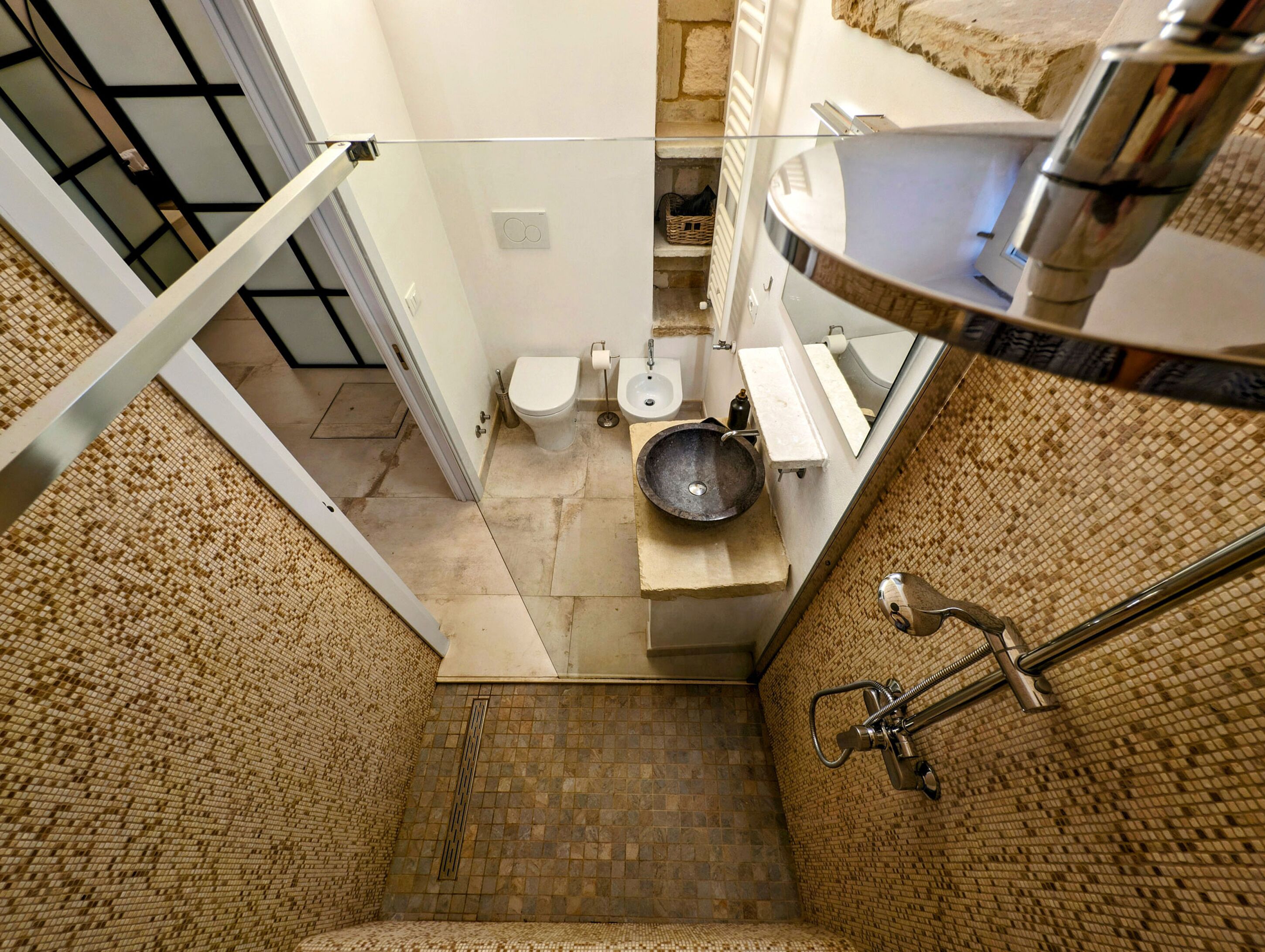 Une salle de bain équipée d’un lavabo, de toilettes et d’un bidet.