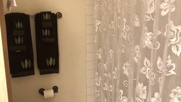 SĂšche-cheveux, serviettes fournies, papier toilette