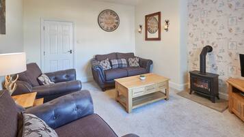 Apartment | Living room | Flat-screen TV
