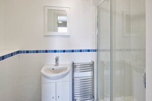 Apartment | Bathroom | Free toiletries, hair dryer