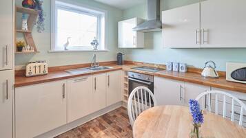 Apartment | Private kitchen | Full-sized fridge, microwave, oven, stovetop