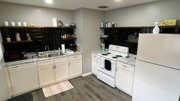 Réfrigérateur, four à micro-ondes, un four, surface de cuisson