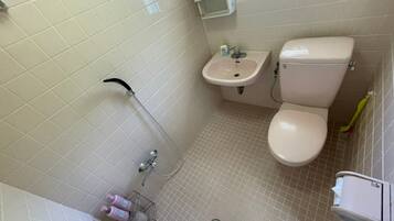 Chuveiro, produtos de toalete grátis, secador de cabelo