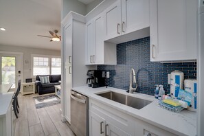 Kylskåp, mikrovågsugn, ugn och spishäll