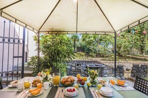 屋外ダイニングエリア