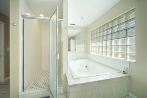 Bathtub, towels