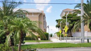 Private Beach Access - Run to the Sun at Runaway Bay 287 (Bradenton Beach)