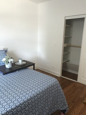 2 bedrooms, WiFi, bed sheets - Entire city apartment with free street parking (Chicago)