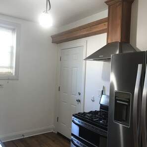 Microwave, dishwasher, coffee/tea maker, cookware/dishes/utensils - Entire city apartment with free street parking (Chicago)