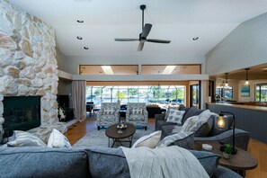 Smart TV, chimenea, reproductor de DVD y libros 