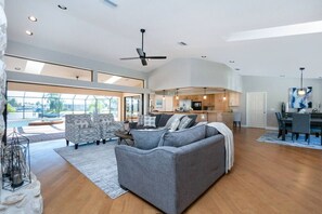 Smart-TV, Kamin, DVD-Player, Bücher