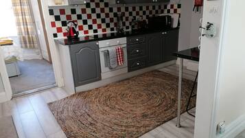 Apartment, Multiple Beds | Private kitchen | Fridge, microwave, oven, stovetop