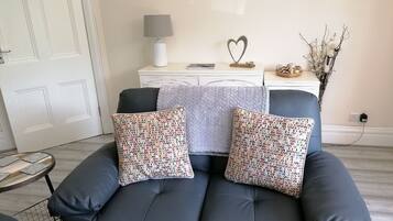 Apartment, Multiple Beds | Living room | 30-inch TV with digital channels