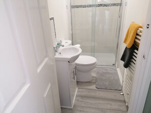 Căn hộ, nhiều giường | Phòng tắm | Buồng tắm vòi sen, máy sấy tóc, khăn tắm