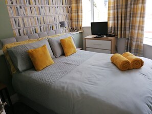 2 kamar tidur, setrika/meja setrika, Wi-Fi gratis, dan seprai linen