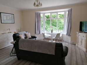 Apartment, Mehrere Betten | Wohnzimmer | 30-Zoll-Fernseher mit Digitalempfang