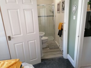 Appartement, Plusieurs lits | Salle de bain | Douche, séchoir à cheveux, serviettes fournies