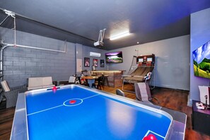 Games room - Gleaming Home with Private Pool, Theater Room and Water Park Access near Disney. (Kissimmee)