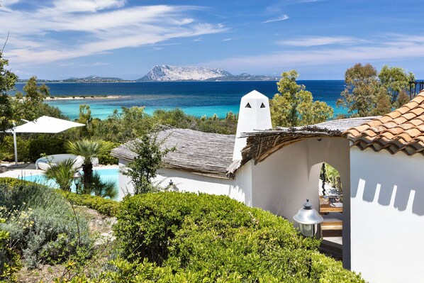 Property grounds - Luxury Front Beach - VILLA IRIS (Costa Caddu)