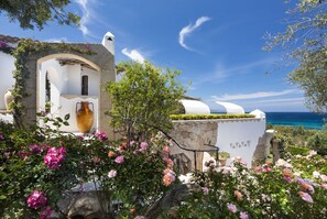 Exterior detail - Luxury Front Beach - VILLA IRIS (Costa Caddu)