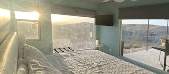 Fossil Knob Ridge -Mariscal: Ultra Modern Container Home
