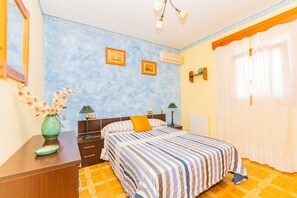 4 makuuhuonetta, silitysrauta/-lauta, ilmainen Wi-Fi, vuodevaatteet