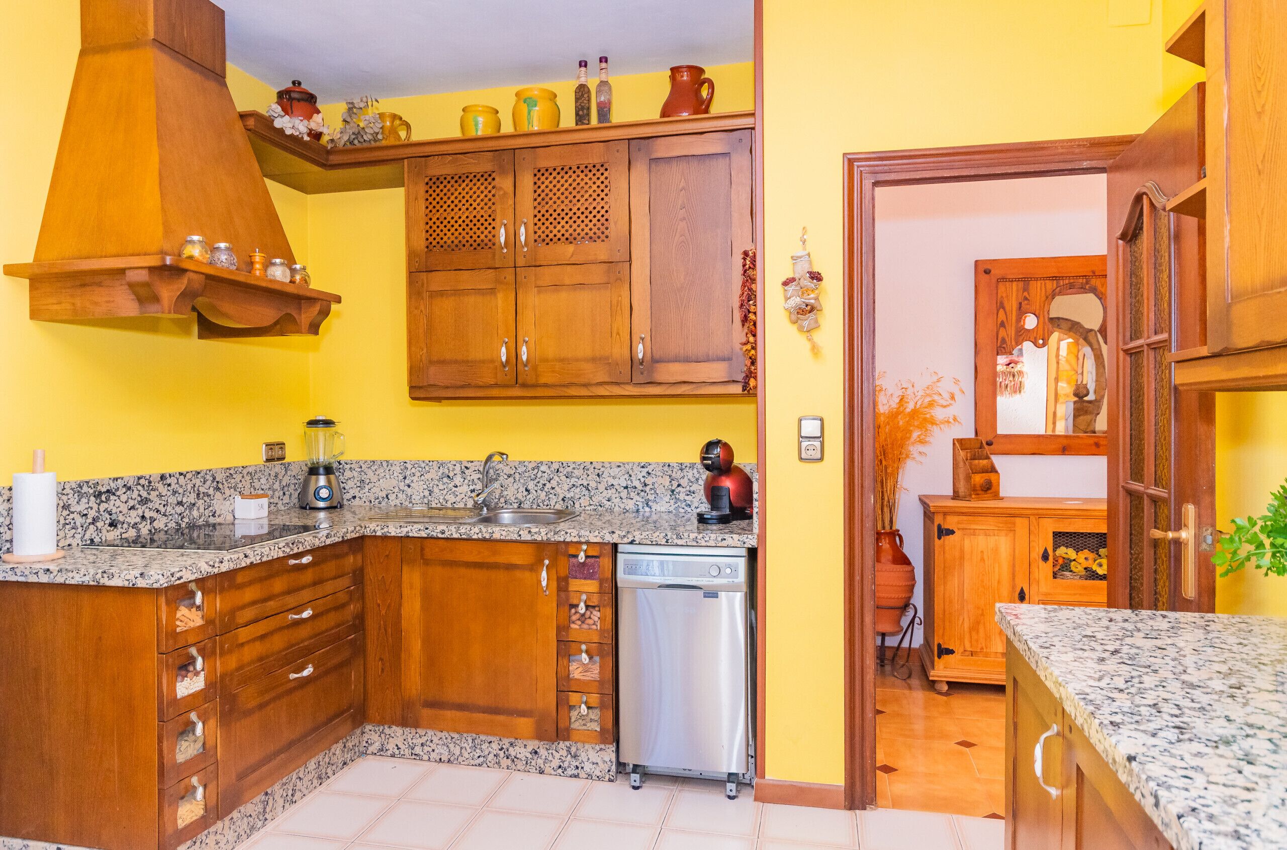 Een koelkast, een magnetron, een oven, een koffiezetapparaat/waterkoker