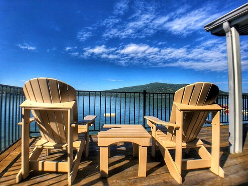 Lakefront Property- Newly Updated Three Bedroom House, Sleeps 7