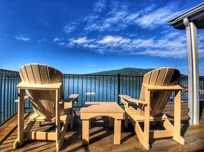 Lakefront Property- Newly Updated Three Bedroom House, Sleeps 7