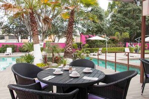 Tempat makan luar