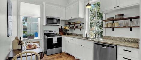 Een koelkast, een microgolfoven, een oven, een kookplaat