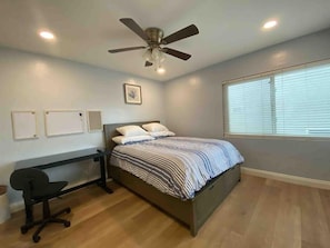 1 slaapkamer, een strijkplank/strijkijzer, gratis wifi, beddengoed