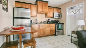 Cafetera/tetera, refrigerador con freezer, microondas, horno