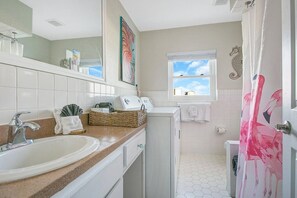 Sèche-cheveux, serviettes fournies