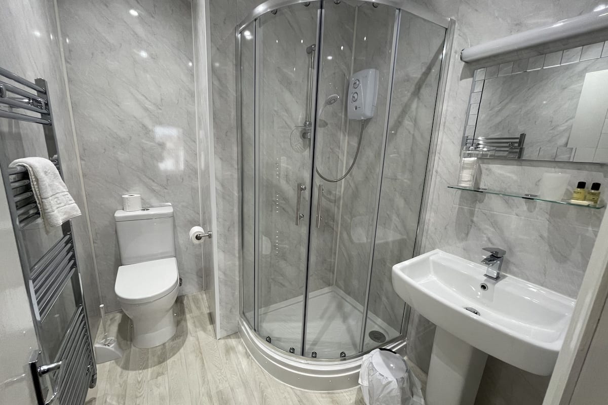 Chambre Double, salle de bains attenante (apartment with kitchen) | Salle de bain