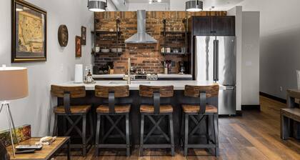 Immaculate loft condo steps to shops, restaurants, Whitefish River and Whitefish Lake