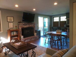 Smart-TV, peis og bøker