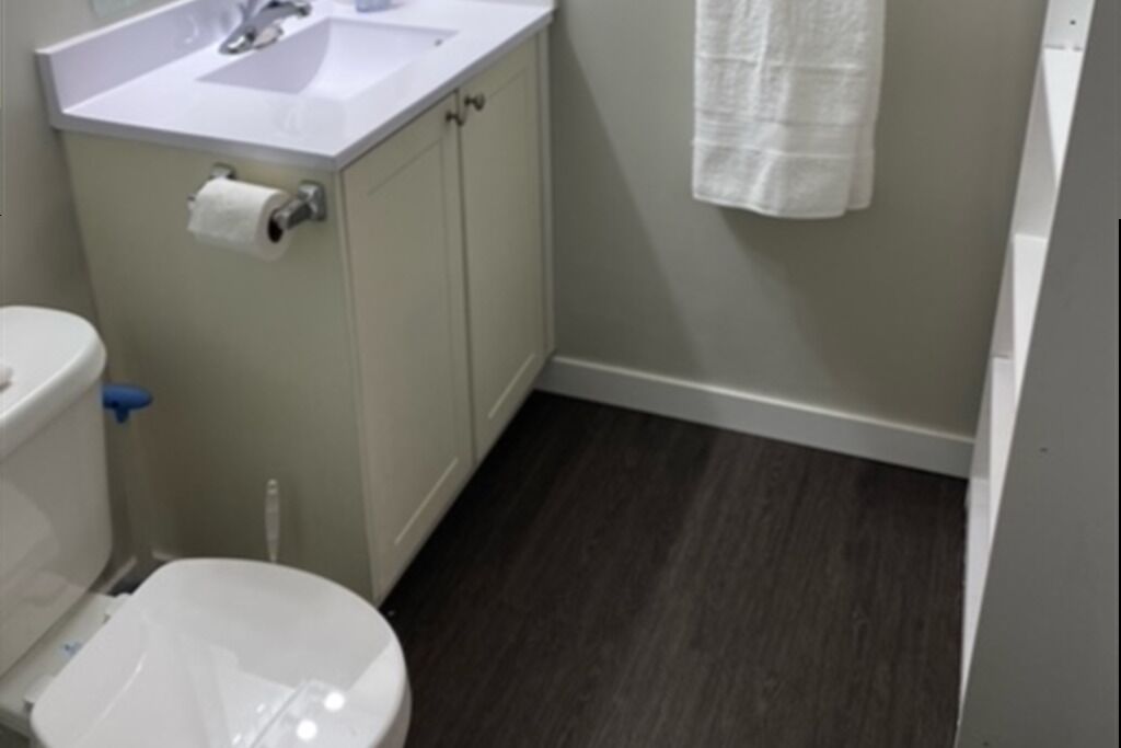 Duschwanne, Haartrockner, Handtücher, Seife