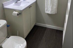 Duschwanne, Haartrockner, Handtücher, Seife