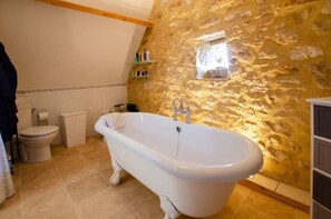 Baignoire, séchoir à cheveux, bidet