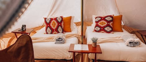 Edredón, decoración personalizada, muebles diferentes y ropa de cama