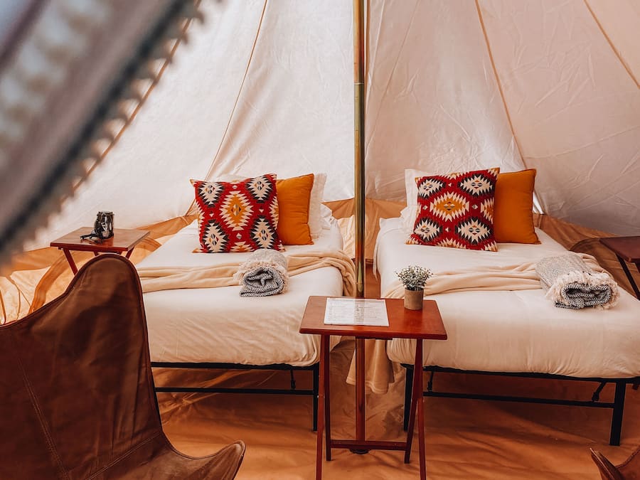 Edredón, decoración personalizada, muebles diferentes y ropa de cama