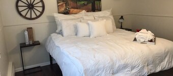 Large 5 Bedroom Home King Bed